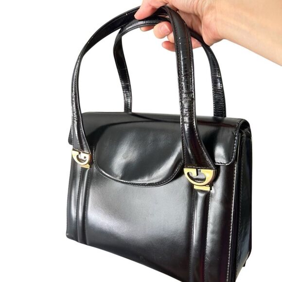 Gucci Elegant Black Shoulder Bag with Gold Details - Picture 9 of 15